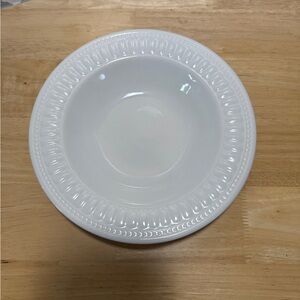 Royal Linen White Serving Bowl – Embossed Rim – Stoneware
